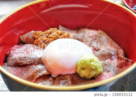 温玉がのって美味しそうな牛肉丼 136033112