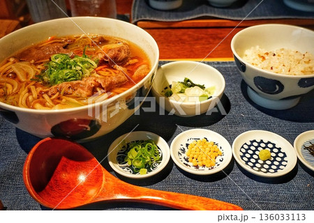 温かいそばと麦ご飯 136033113