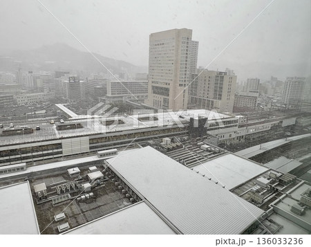 雪が降り積もる明け方のJR広島駅_雪の広島駅_冬_雪景色 雪が降り積もる明け方のJR広島駅_雪の広島駅_冬_雪景色 136033236