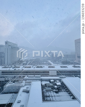 雪が降り積もる明け方のJR広島駅_雪の広島駅_冬_雪景色 雪が降り積もる明け方のJR広島駅_雪の広島駅_冬_雪景色 136033239