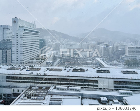 雪が降り積もる明け方のJR広島駅_雪の広島駅_冬_雪景色 136033240