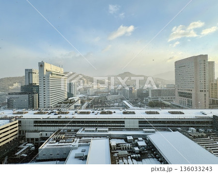 雪が降り積もる明け方のJR広島駅_雪の広島駅_冬_雪景色 136033243