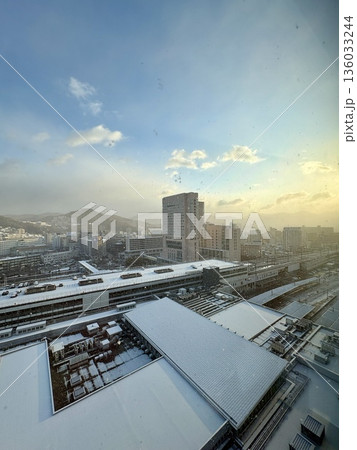 雪が降り積もる明け方のJR広島駅_雪の広島駅_冬_雪景色 雪が降り積もる明け方のJR広島駅_雪の広島駅_冬_雪景色 136033244