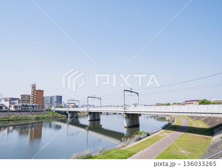 晴れた日の川と線路橋、都市近郊の風景 晴れた日の川と線路橋、都市近郊の風景 136033265