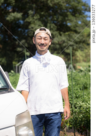 軽トラの前で笑顔でカメラ目線の髭の男性 農業や農作業 軽トラの前で笑顔でカメラ目線の髭の男性 農業や農作業 136033277