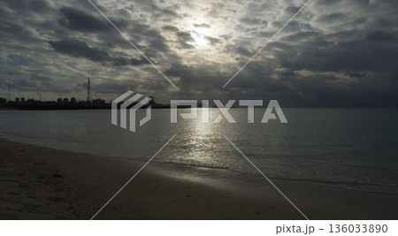 曇り空の夕方、宜野湾トロピカルビーチの静かな海 136033890