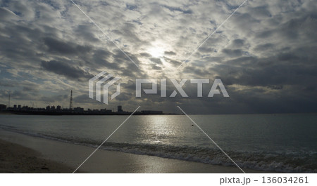 曇り空の夕方、宜野湾トロピカルビーチの静かな海 136034261