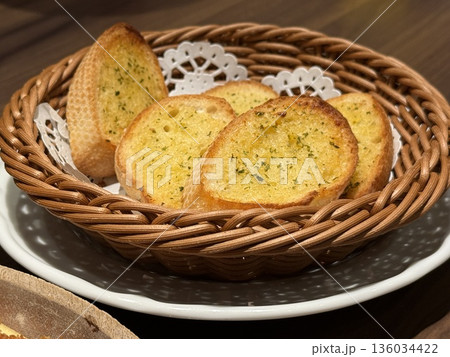 ガーリックトーストうまい 136034422