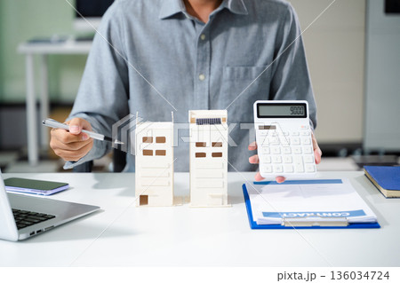 Salesman Hands On House Model , Small Toy House Small Mortgage Property insurance and concepts real estate 136034724