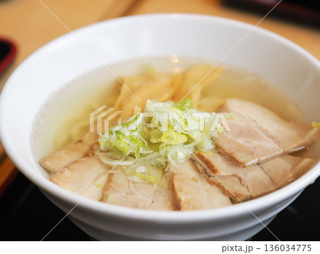 透き通ったスープのチャーシュー麵 透き通ったスープのチャーシュー麵 136034775