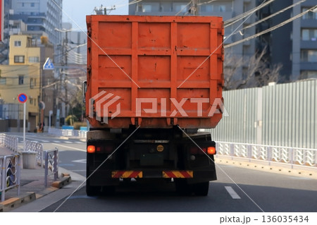 スクラップ運搬車両 136035434