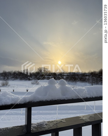 ロマンティック雪のアヒルと夕陽 ロマンティック雪のアヒルと夕陽 136035739