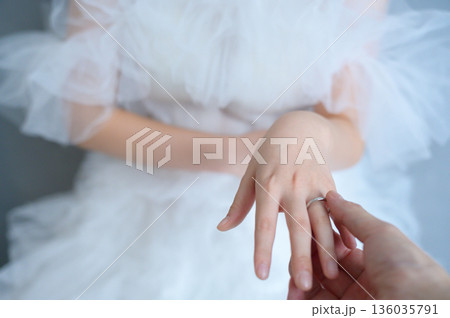 指輪交換をする手元 136035791