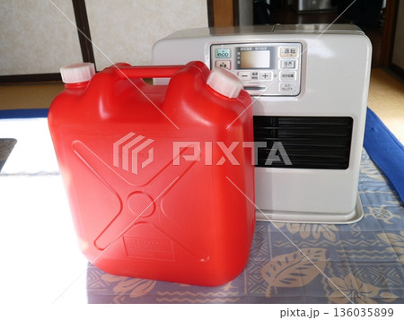 灯油タンクとファンヒーター 灯油タンクとファンヒーター 136035899