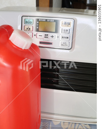 灯油タンクとファンヒーター 136035901