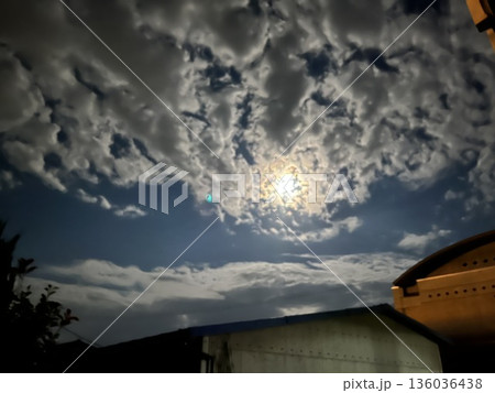 夜空と雲と月 夜空と雲と月 136036438