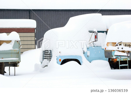 Old abandoned dump truck covered with high snow. 136036539