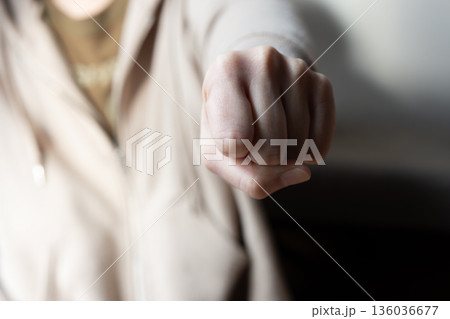 拳を握った女性の手 136036677