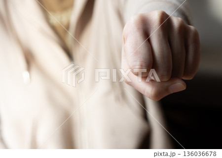 拳を握った女性の手 拳を握った女性の手 136036678