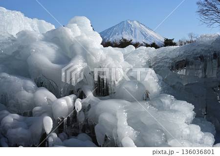 氷像と富士山 氷像と富士山 136036801