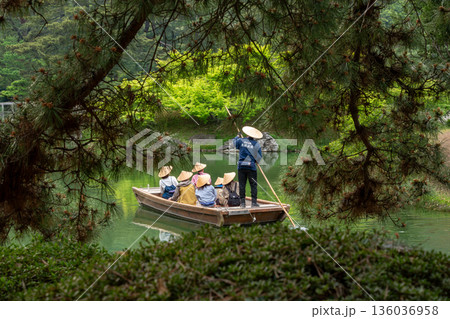 観光客の乗る池の船 136036958