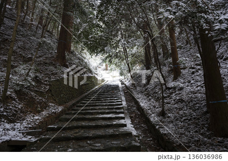 観心寺の雪景色 石段に積もる雪 観心寺の雪景色 石段に積もる雪 136036986