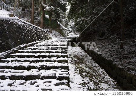 観心寺の雪景色 石段に積もる雪 観心寺の雪景色 石段に積もる雪 136036990