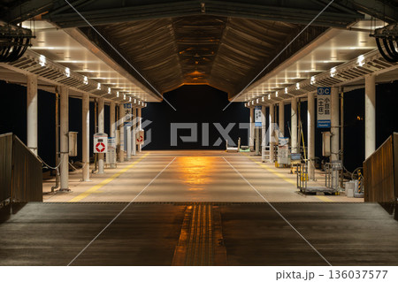 夜の静かな船着場 136037577