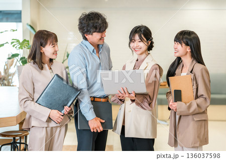 会社のオフィスにいる上司,役員の男性ビジネスマンとアシスタント,秘書の女性スタッフ 会社のオフィスにいる上司,役員の男性ビジネスマンとアシスタント,秘書の女性スタッフ 136037598