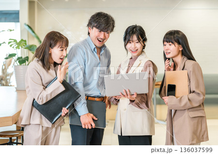 会社のオフィスにいる上司,役員の男性ビジネスマンとアシスタント,秘書の女性スタッフ 会社のオフィスにいる上司,役員の男性ビジネスマンとアシスタント,秘書の女性スタッフ 136037599