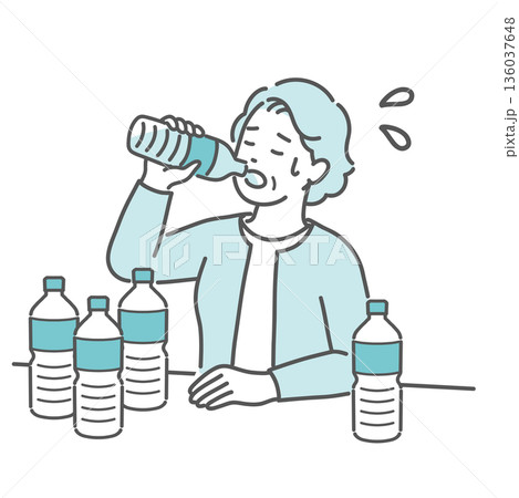 喉が渇いて大量の水を飲む高齢女性のイラスト（糖尿病・多飲・口渇・熱中症） 136037648