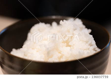 茶碗に盛られた炊き立てのご飯 茶碗に盛られた炊き立てのご飯 136037739