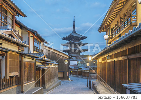 冬の法観寺（八坂の塔）と早朝の街並み　京都府京都市 136037783