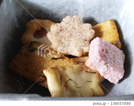和菓子のアップ画像 136037898