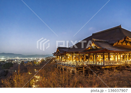 冬の音羽山　清水寺　本堂と京都市街の夜景　京都府京都市 136037907