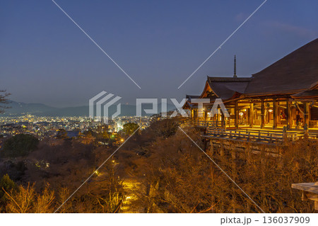 冬の音羽山　清水寺　本堂と京都市街の夜景　京都府京都市 136037909