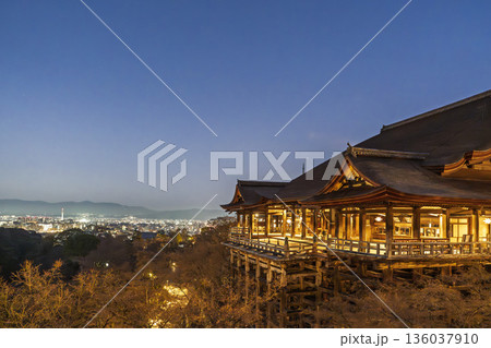 冬の音羽山 清水寺 本堂と京都市街の夜景 京都府京都市 冬の音羽山 清水寺 本堂と京都市街の夜景 京都府京都市 136037910