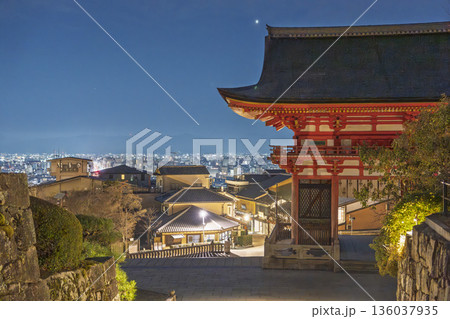 冬の音羽山 清水寺 仁王門と京都市街の夜景 京都府京都市 冬の音羽山 清水寺 仁王門と京都市街の夜景 京都府京都市 136037935