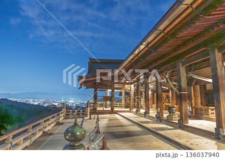 冬の音羽山　清水寺　本堂と京都市街の夜景　京都府京都市 136037940