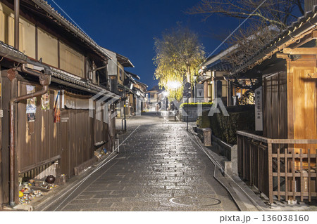 冬の産寧坂(三年坂) 早朝の街並 京都市東山区 冬の産寧坂(三年坂) 早朝の街並 京都市東山区 136038160