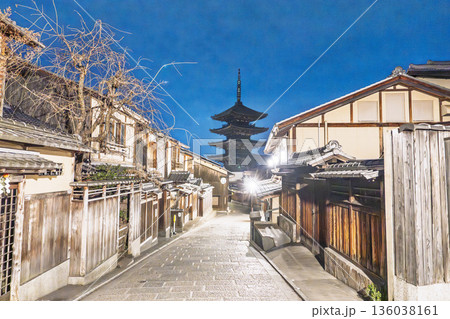 冬の法観寺(八坂の塔) 早朝の街並み 京都府京都市 冬の法観寺(八坂の塔) 早朝の街並み 京都府京都市 136038161