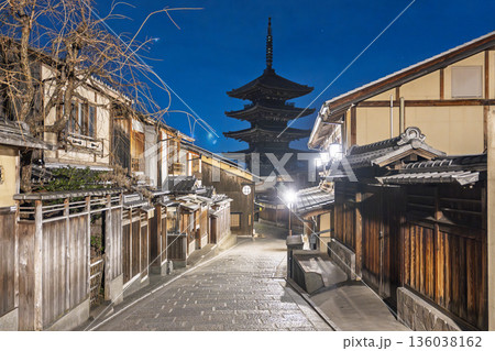 冬の法観寺（八坂の塔）　早朝の街並み　京都府京都市 136038162