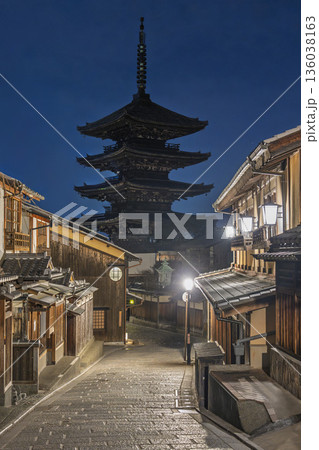 冬の法観寺(八坂の塔) 早朝の街並み 京都府京都市 冬の法観寺(八坂の塔) 早朝の街並み 京都府京都市 136038163