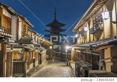 冬の法観寺（八坂の塔）　早朝の街並み　京都府京都市 136038164