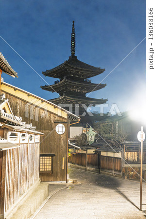 冬の法観寺（八坂の塔）　早朝の街並み　京都府京都市 136038166