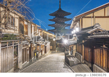 冬の法観寺（八坂の塔）と早朝の街並み　京都府京都市 136038170