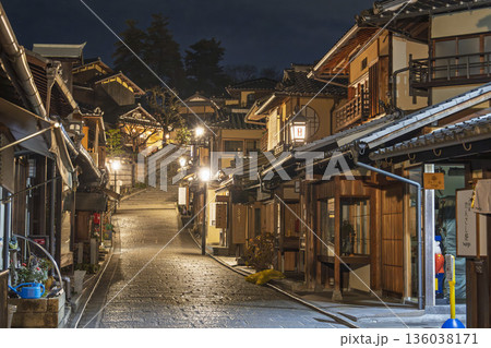 冬の二寧坂（二年坂）　夜明け前の町並み　京都市東山区 136038171