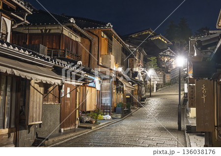 冬の二寧坂（二年坂）　夜明け前の町並み　京都市東山区 136038176