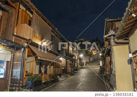 冬の二寧坂（二年坂）　夜明け前の町並み　京都市東山区 136038181
