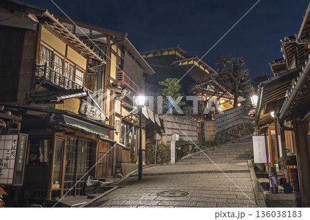 冬の二寧坂(二年坂) 夜明け前の町並み 京都市東山区 冬の二寧坂(二年坂) 夜明け前の町並み 京都市東山区 136038183